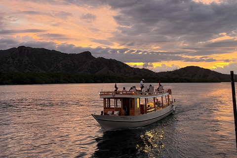 Labuan Bajo: Komodo Full Day Tour Luxury Boat Sunset Cruise Komodo Tour Luxury Boat with Drone and GoPro Underwater