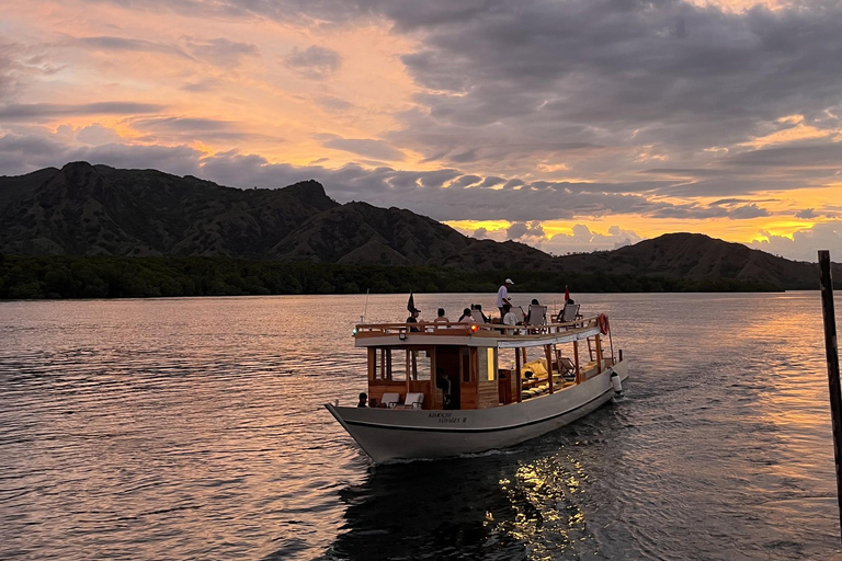 Labuan Bajo: Komodo Full Day Tour Luxury Boat Sunset Cruise Komodo Tour Luxury Boat with Drone and GoPro Underwater