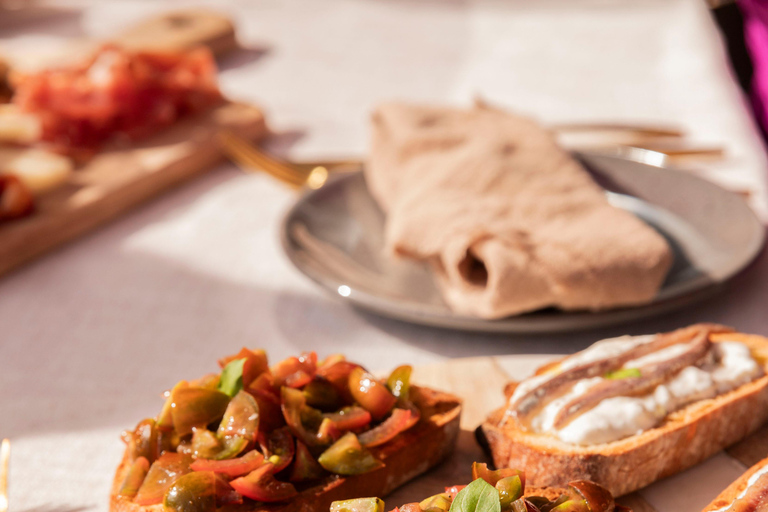 Prywatna degustacja wina z widokiem na Sagrada Familia i posiłkiem tapas