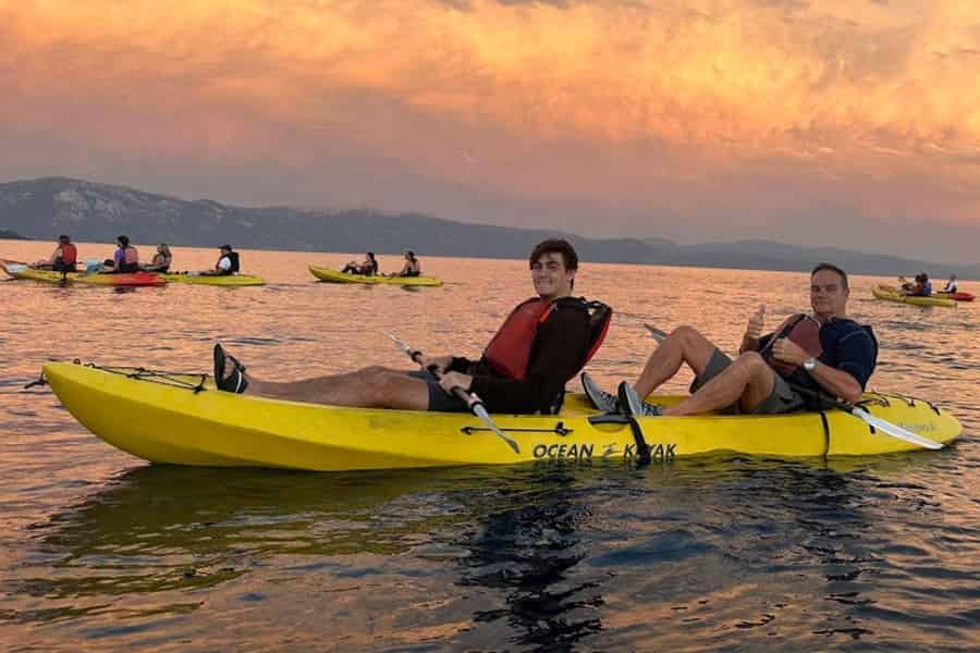 Kajak-Tour bei Sonnenuntergang am Lake Tahoe. Foto: GetYourGuide Kajak-Tour bei Sonnenuntergang am Lake Tahoe. Foto: GetYourGuide