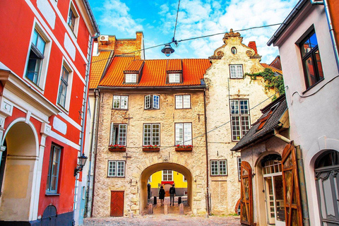 Riga: Art Nouveau & UNESCO Old Town Cruise Friendly Tour