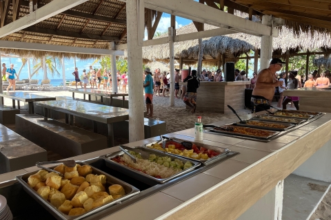Saona: Segelnde Katamaran-Tour mit Premium-Mittagessen und GetränkenAus dem Dorf Bayahibe