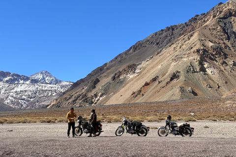 Santiago: Vintage motoravontuur in de Andes met picknick