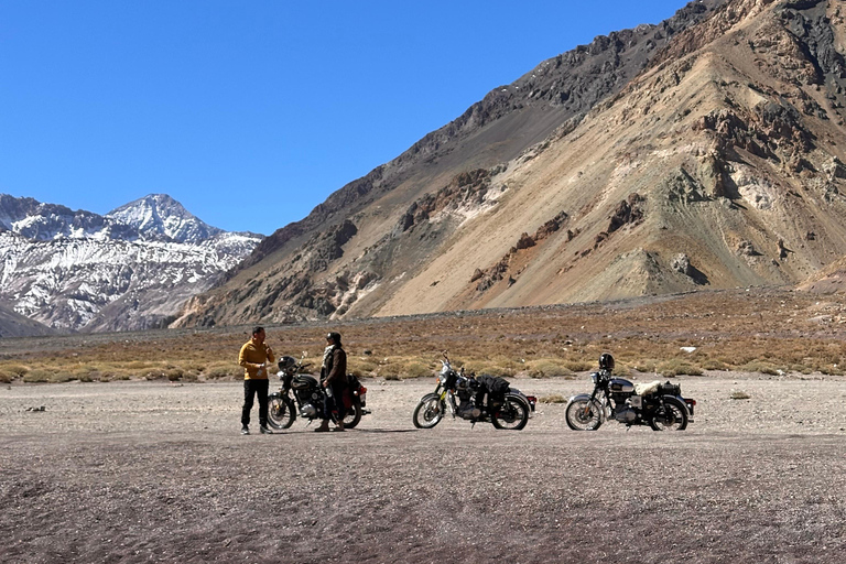 Santiago: Vintage motoravontuur in de Andes met picknick
