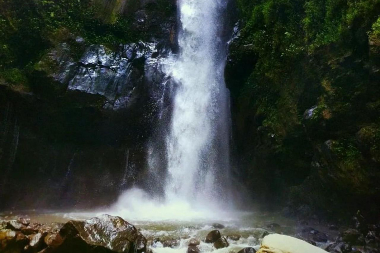 Yogyakarta; waterval en terrasvormige rijstvelden