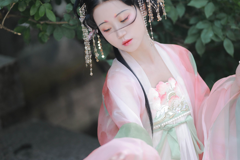 Guangzhou: Private Photoshoot with Professional Photographer 1-hour photoshoot