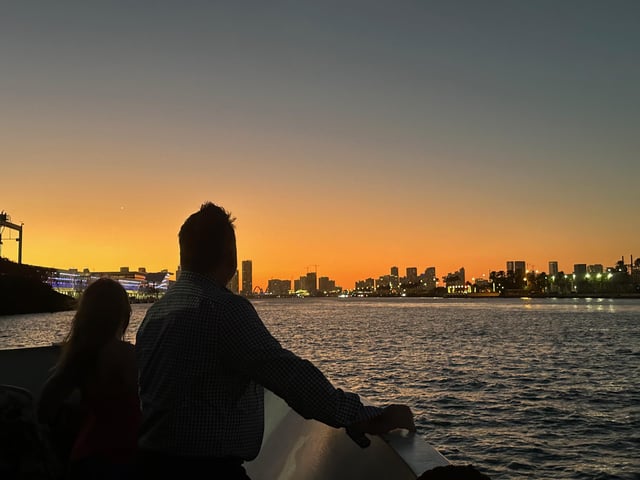 Crucero por el horizonte de Miami y las casas de los millonarios en la bahía de Biscayne