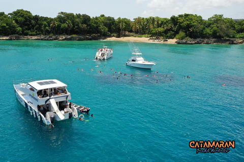 Excursão de barco com recolha de passageiros, almoço e bebidas (partilhado)