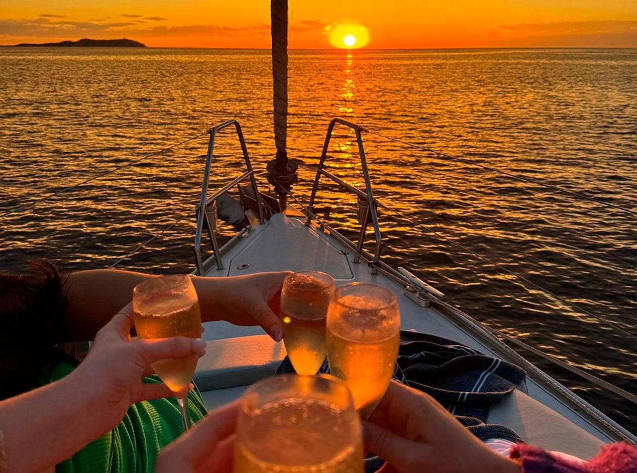 Ibiza: Bootsfahrt bei Sonnenuntergang mit Aperitifs, nur bis zu 6 Gäste