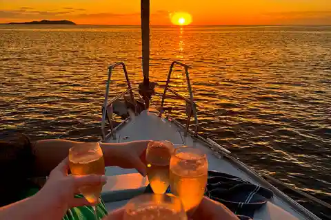 Ibiza: Bootsfahrt bei Sonnenuntergang mit Aperitifs, nur bis zu 6 Gäste