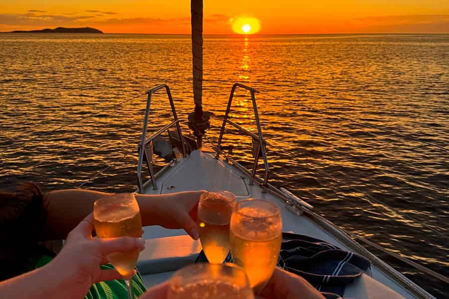 Ibiza: Bootsfahrt bei Sonnenuntergang mit Aperitifs, nur bis zu 6 Gäste. Foto: GetYourGuide Ibiza: Bootsfahrt bei Sonnenuntergang mit Aperitifs, nur bis zu 6 Gäste. Foto: GetYourGuide