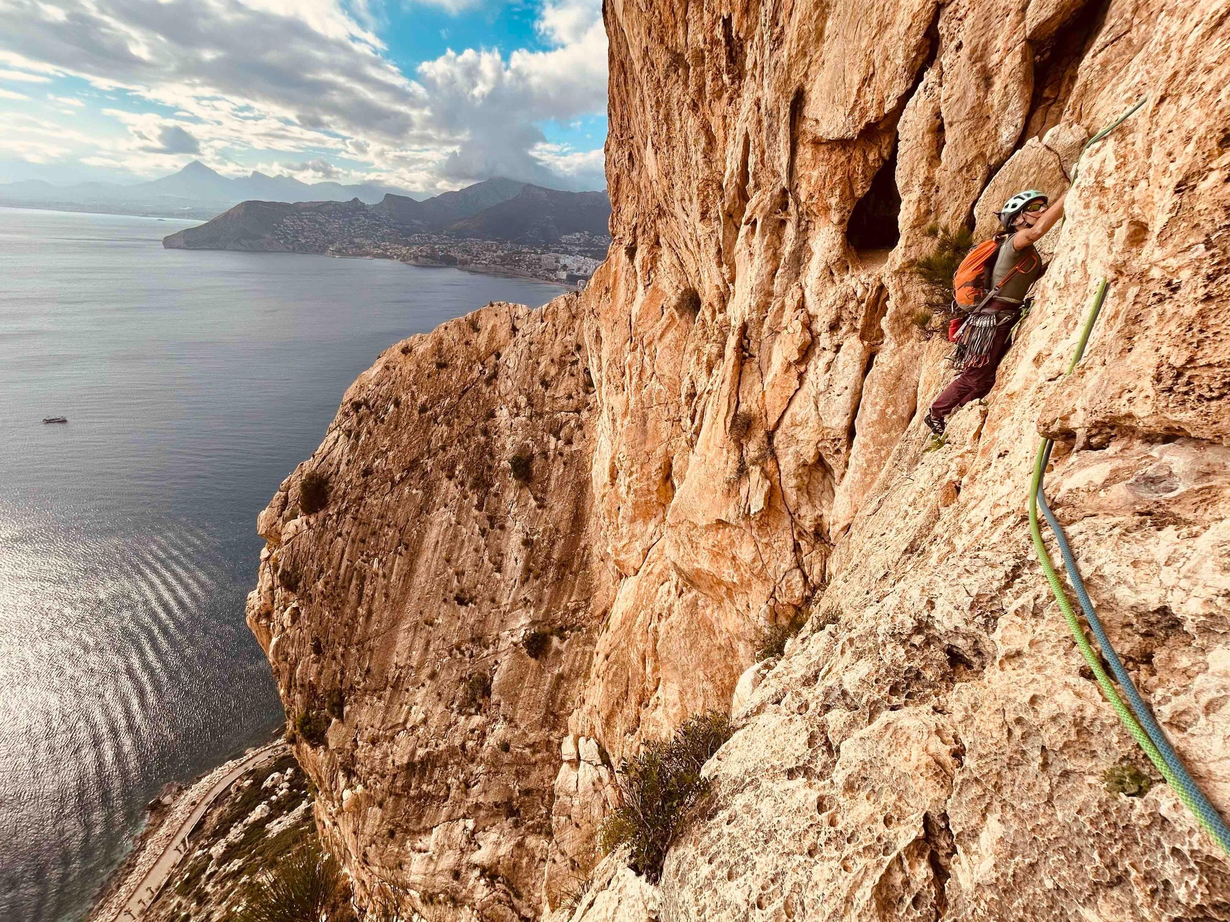 Geführtes Klettern auf der Route „Diedro UBSA“ am Peñón de Ifach, Alicante