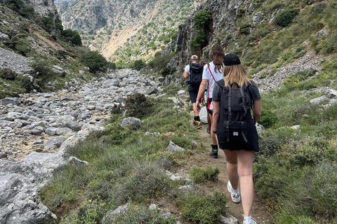 Creta: Excursión Guiada de Senderismo por la Meseta de Lassithi