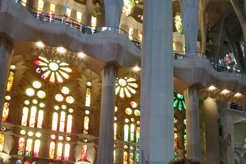 Sagrada Familia & Official Guide Private or Small Group Tour Sagrada Familia Small Groups Tour, Official Guide & Tickets