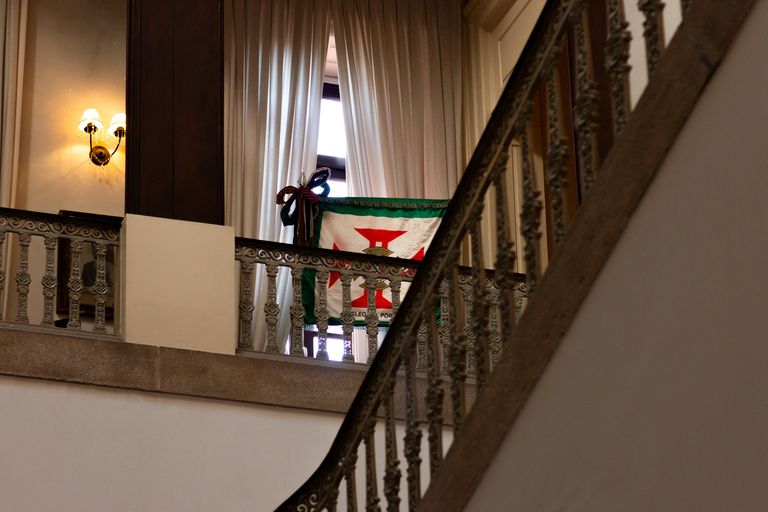 Porto: authentieke en traditionele studenten- en serenade-fadoPorto: Unieke studenten en serenade Fado van Coimbra Show
