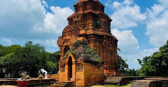 From Mui Ne: Full-Day Tour to Cham Towers, Ta Cu & Ke Ga