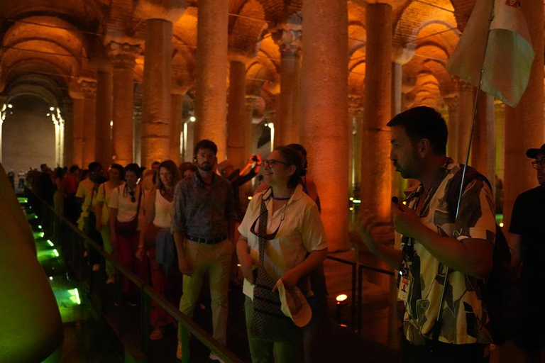 Santa Sofia e Moschea Blu + Cisterna Basilica (opzionale)Tour di Santa Sofia e della Moschea Blu con biglietti d'ingresso inclusi