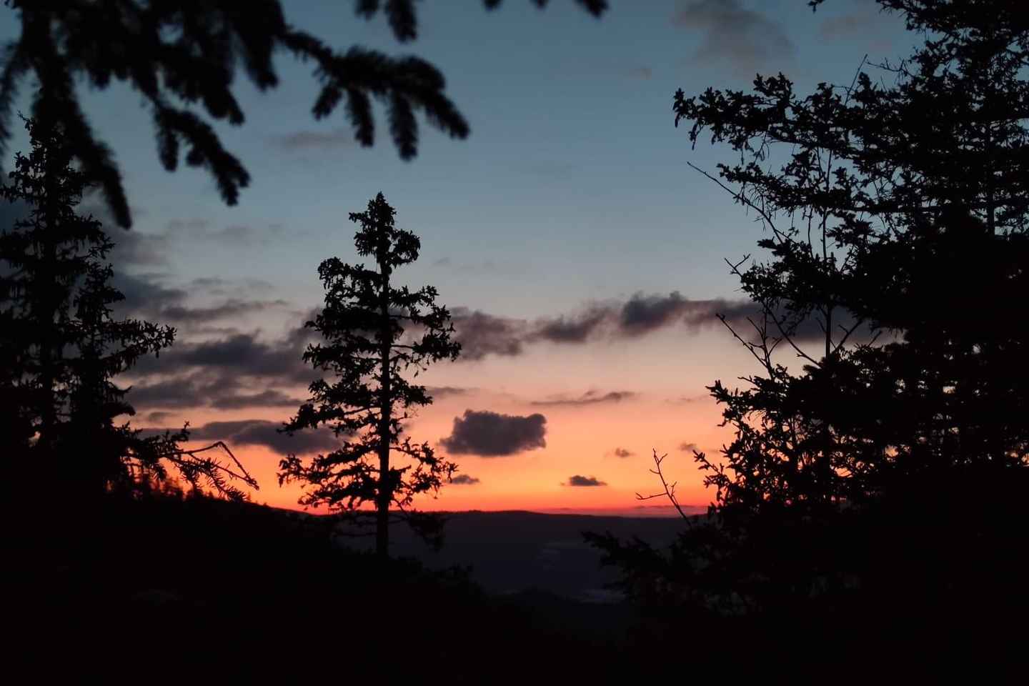 Sunset at the Monges lake and peaks