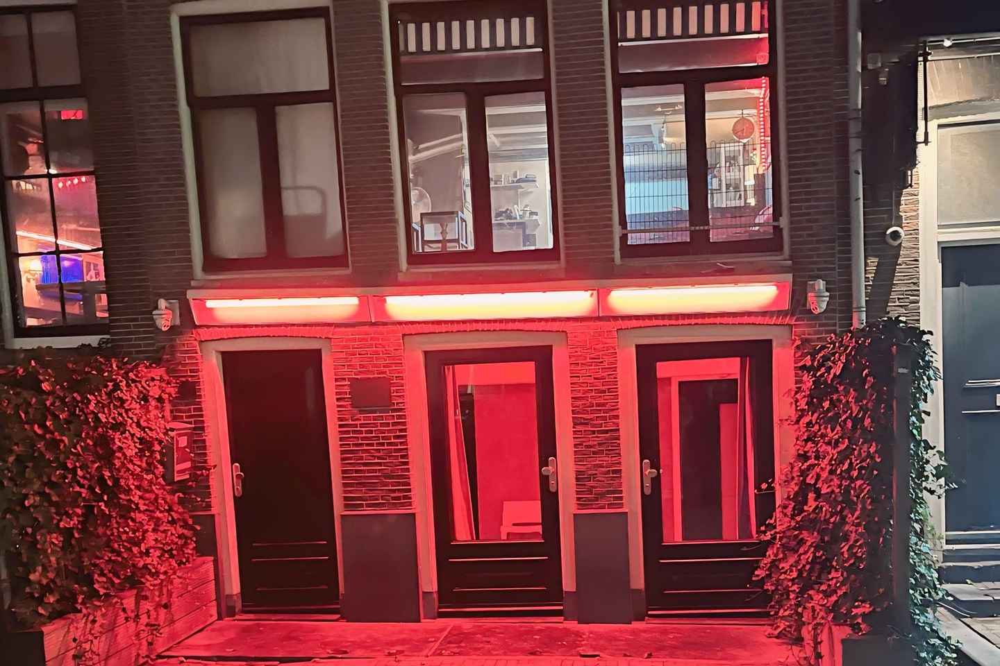 Amsterdam: Red Light Tour with Bar Visit + Free Drink and Stop at a Coffee Shop