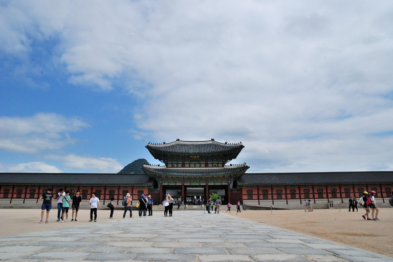 Séoul : visite matinale du palais de Gyeongbok, du musée folklorique et du templeSéoul : Palais de Gyeongbok, musée folklorique et visite du temple