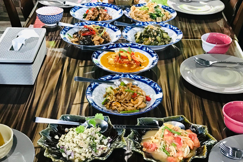 Autentyczne tajskie gotowanie z Pui w Khao LakLekcja gotowania autentycznych tajskich dań w Khao Lak Pui