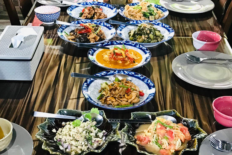 Autentyczne tajskie gotowanie z Pui w Khao LakLekcja gotowania autentycznych tajskich dań w Khao Lak Pui