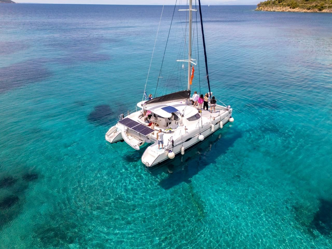 Sithonia: Private Katamaranfahrt zu versteckten Buchten