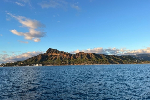 Honolulu: crucero privado en catamarán al atardecer con guía