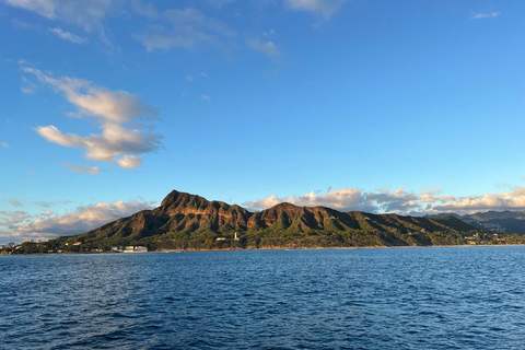 Honolulu: croisière privée en catamaran au coucher du soleil avec un guideHonolulu : croisière privée en catamaran au coucher du soleil avec un guide