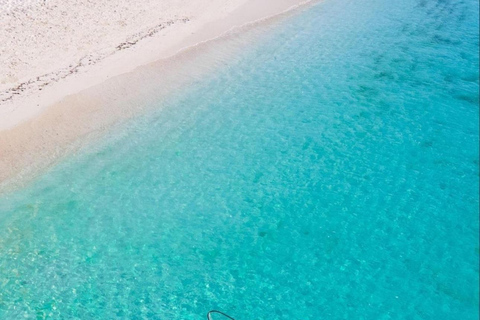 plaża kendwa; przezroczysty kajakWyczyść kajak dzięki zdjęciom z drona