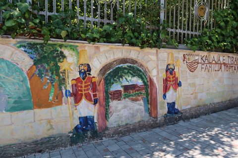 地拉那共产主义遗迹和历史中心之旅地拉那共产主义与历史中心之眼