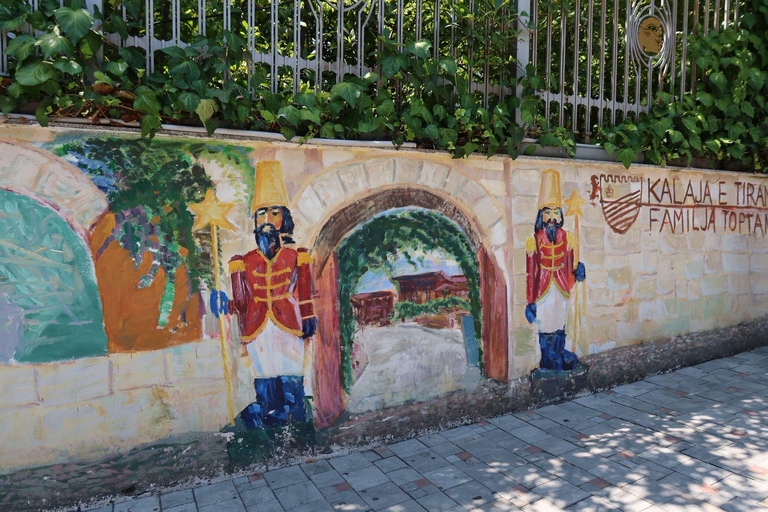 地拉那共产主义遗迹和历史中心之旅地拉那共产主义与历史中心之眼