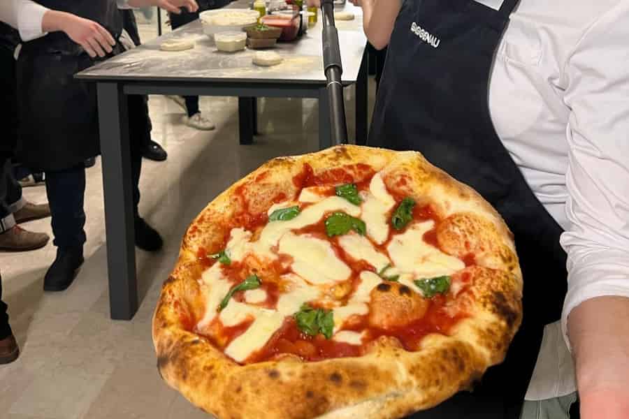 Pizza- und Tiramisu-Kochkurs mit Wein in Mailand. Foto: GetYourGuide Pizza- und Tiramisu-Kochkurs mit Wein in Mailand. Foto: GetYourGuide