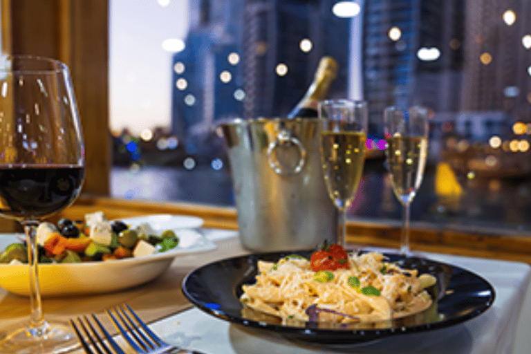 Dubai: Dhow Cruise Diner in Creek, Marina met BovendekMarina Cruise + Diner + Live Shows (Zonder transfer)