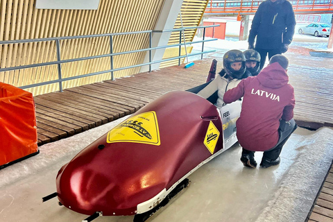 Experiência de passeio em pista de Bobsleigh e luge na LetôniaBob macio