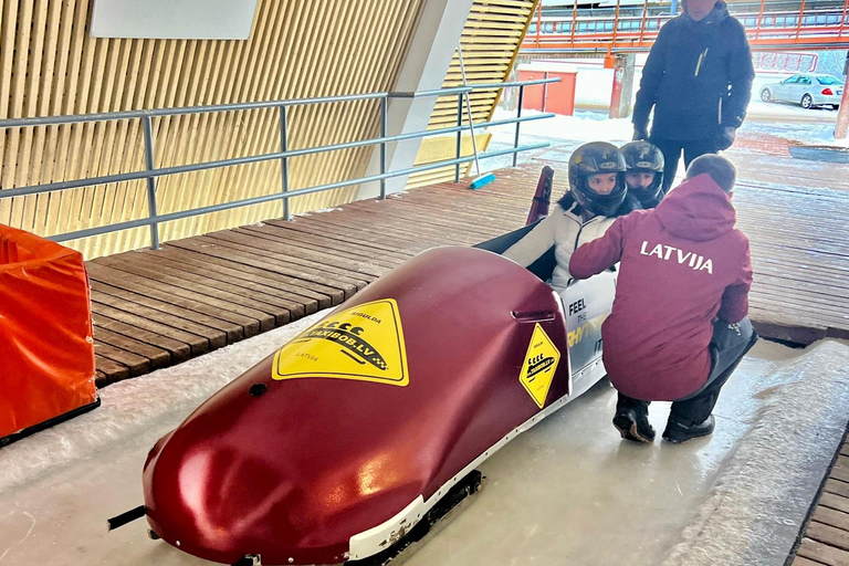 Experiência de passeio em pista de Bobsleigh e luge na LetôniaBob macio