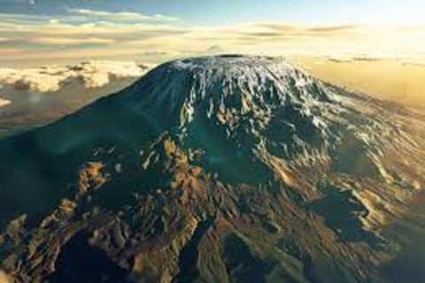 Kilimanjaro: trekking di 8 giorni lungo il percorso Marangu con pernottamento in rifugioKilimanjaro: 8 giorni di trekking sul percorso Marangu con pernottamento in rifugio