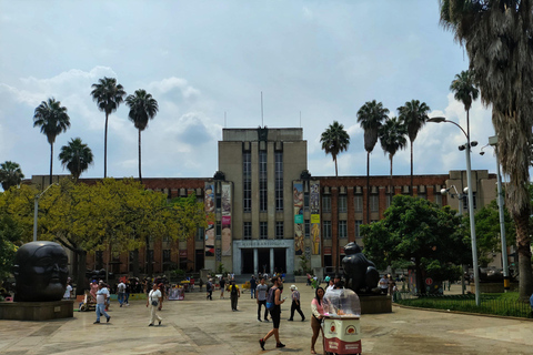 Medellín: Tour durch die Comuna 13, den Botero Park und den Metrocable mit einem lokalen Guide