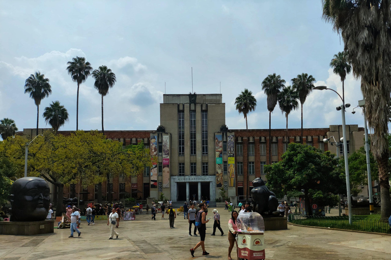 Medellín: Tour durch die Comuna 13, den Botero Park und den Metrocable mit einem lokalen Guide