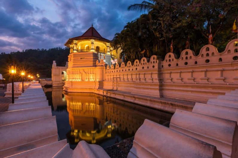 Sigiriya: Kandy VIP Transfer with Temple & Dance Show