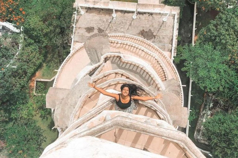 康提：兰博达瀑布和普纳瀑布，以及安布鲁瓦瓦天空塔日落康提：兰博达瀑布和普纳瀑布，以及安布卢瓦瓦天空塔日落之旅