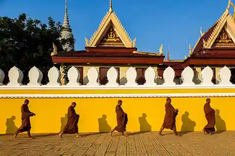 PhnomPenh: Explore Non Local Experience Life of City Tour