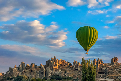 Kappadokien HotAirBalloon-flygning vid soluppgången i Fairychimneys