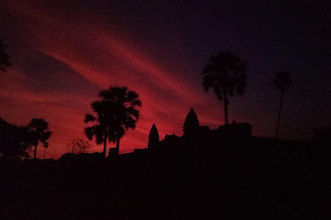 Sonnenaufgang in Angkor Wat mit einer Gruppe von Teilnehmern