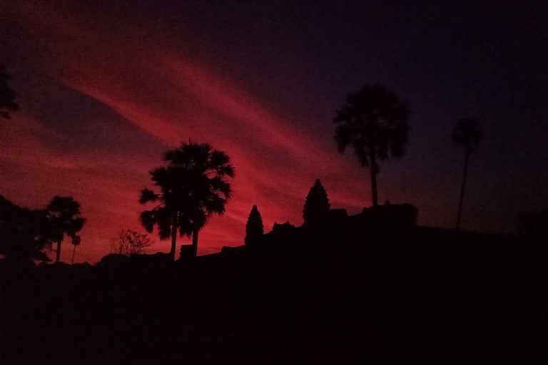 L&#039;alba ad Angkor Wat con un gruppo di condivisione