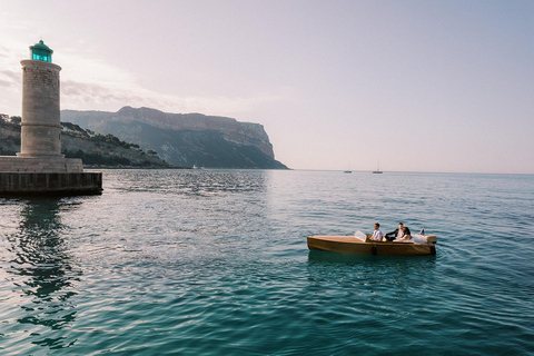 Marseille: 5-Hour Vintage Boat Tour for Couples