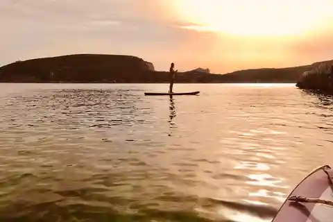 Gita in barca a vela al tramonto lungo la costa di Alghero con Apéritif