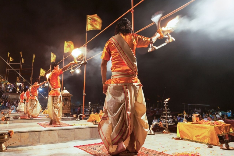 Varanasi : Excursion privée d'une journée à Varanasi avec SarnathCabine privée, guide touristique, droits d'entrée et balade en bateau