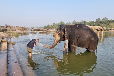 Hampi: Prywatna wycieczka z przewodnikiem przez 2 dni z BangaloreHampi: 2-dniowa prywatna wycieczka z przewodnikiem w samochodzie z Bangalore