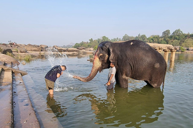 Hampi: Tour privato guidato di 2 giorni con partenza da BangaloreHampi: Tour guidato privato di 2 giorni in auto da Bangalore